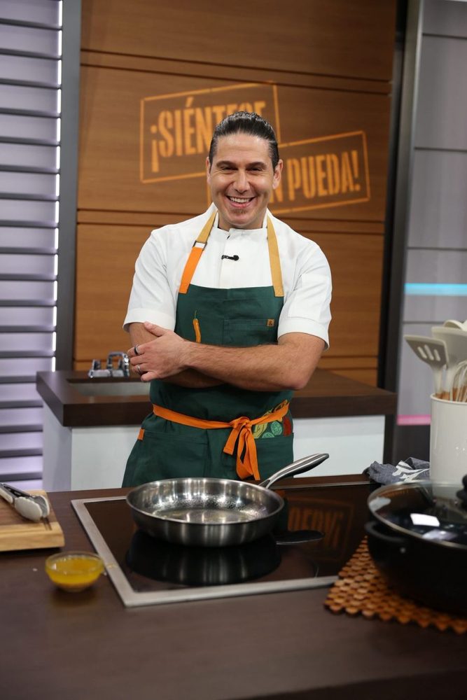 Chef James junto a una sartén Infinity en una cocina de inducción