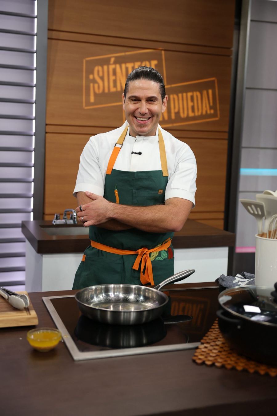 Chef James sonriendo en el set de ¡Siéntese Quien Pueda! de Univision