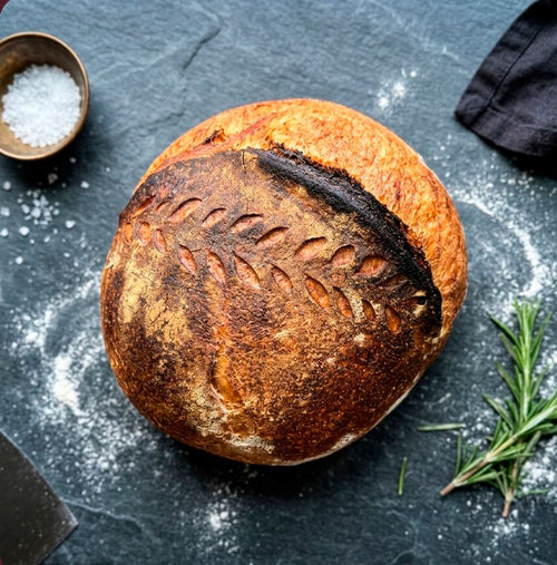 Pan de masa madre recién horneado