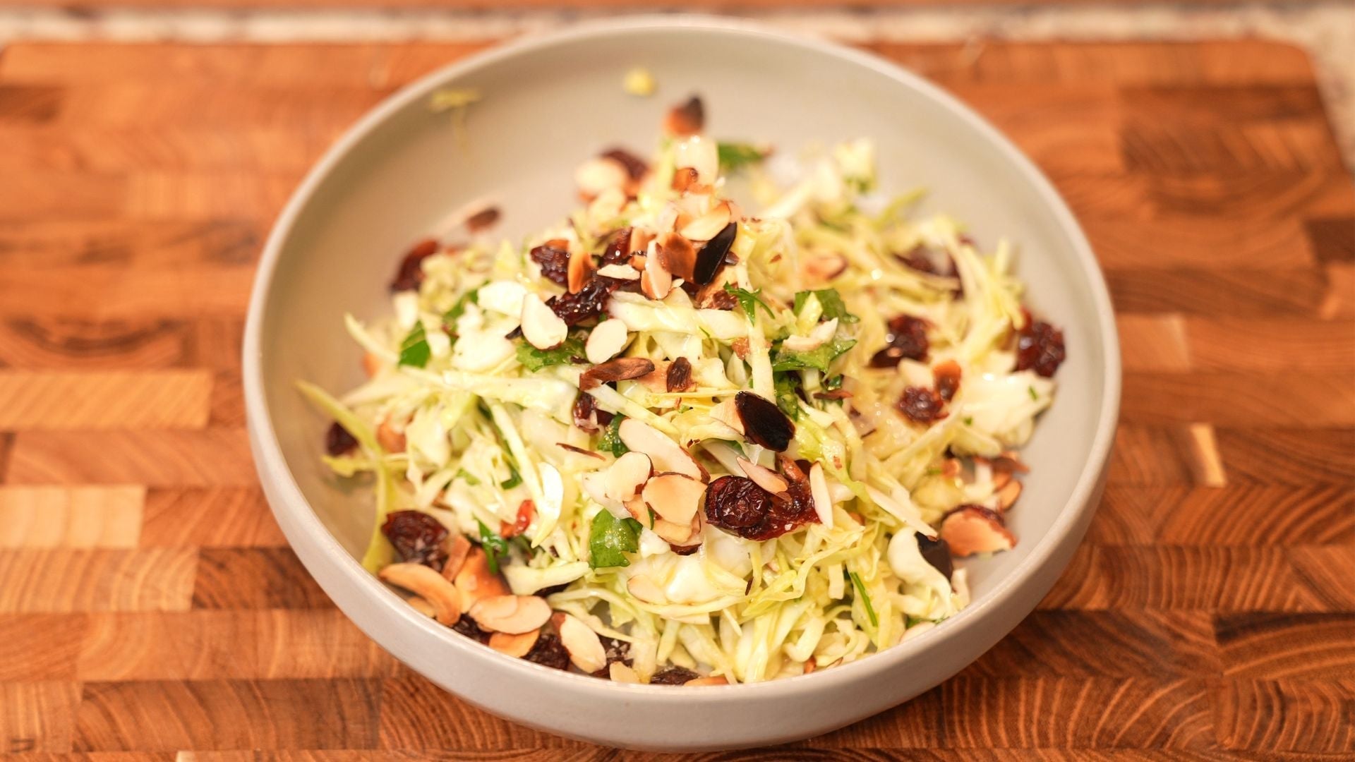 Ensalada Navideña con col, almendras y cranberry