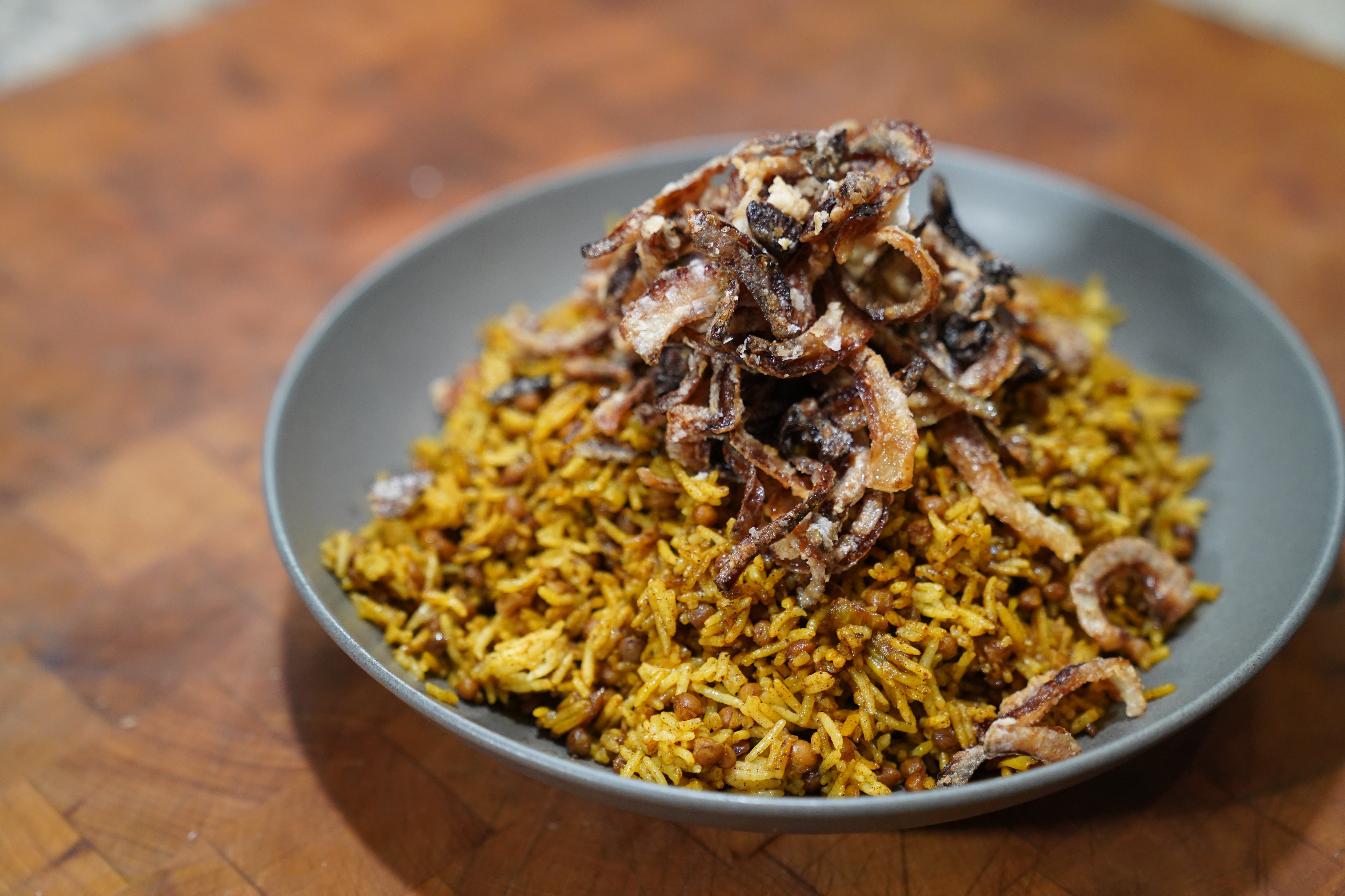 Mujaddara: arroz con lentejas y cebollas fritas