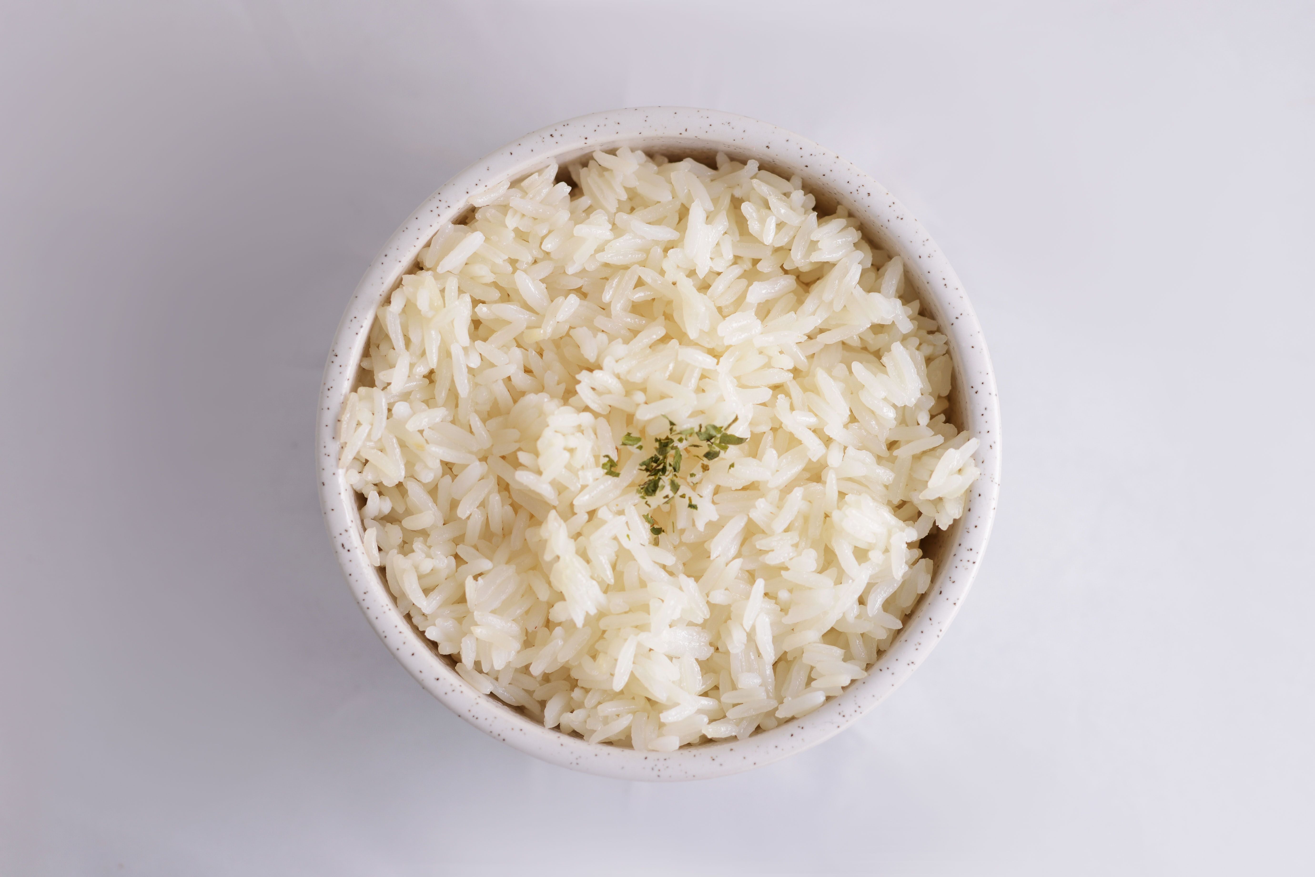 ¿Se te pega el arroz? Este es el truco para que quede suelto