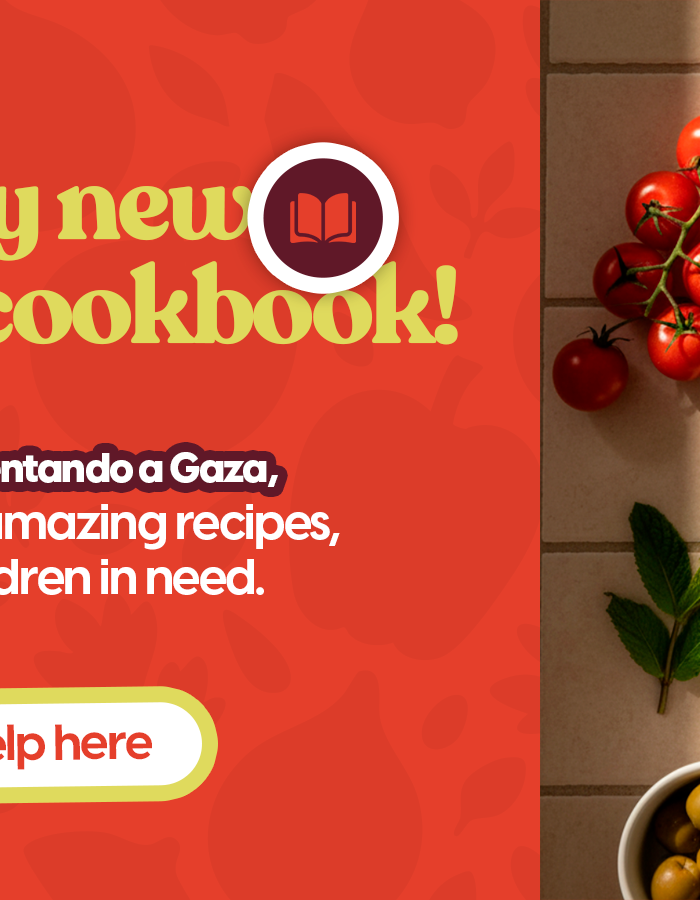Promotional graphic for a cookbook Alimentando a Gaza with text and images of a phone, tomatoes, and olives on a tiled background.